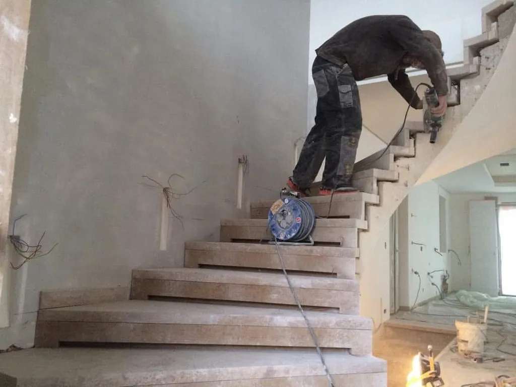 Escalier deux quarts tournants en pierre naturelle de France, épaisseur 5 cm