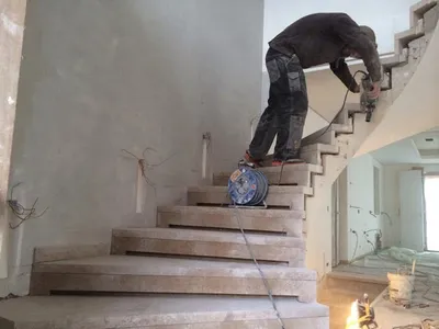 Escalier deux quarts tournants en pierre naturelle de France, épaisseur 5 cm