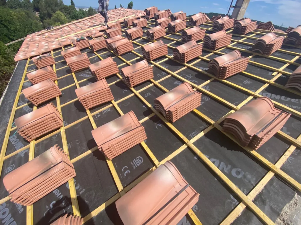 Changement d’une toiture de maison en tuiles Abeilles sur Martigues