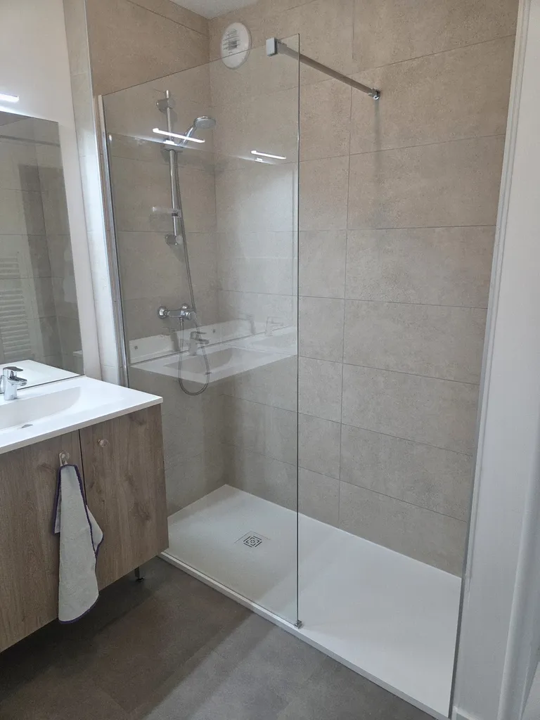 Remplacement d’une baignoire par une grande douche plus facile d’accès réalisé par ARC 31 à Toulouse.