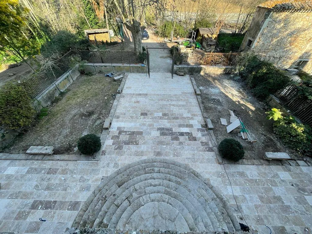 DALLAGE EXTERIEUR EN TRAVERTIN BEIGE COMMERCIAL