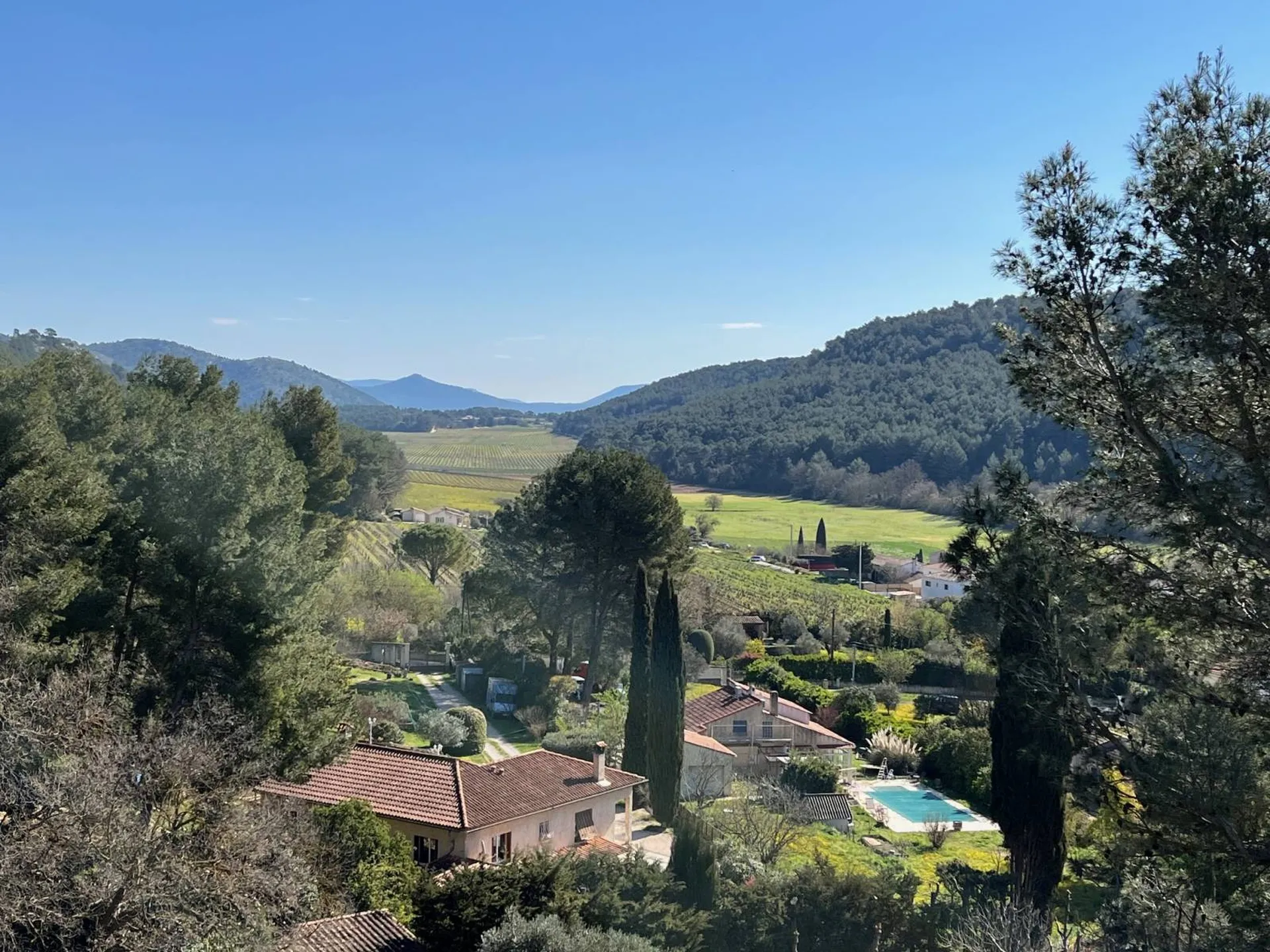 Propriété Roquefort la Bedoule Quartier du Petit Rouvière environnement calme et boisé, terrain de 5 840m² avec piscine à débordement