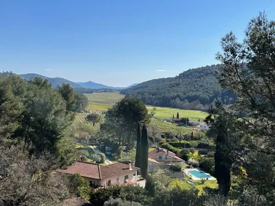Propriété Roquefort la Bedoule Quartier du Petit Rouvière environnement calme et boisé, terrain de 5 840m² avec piscine à débordement