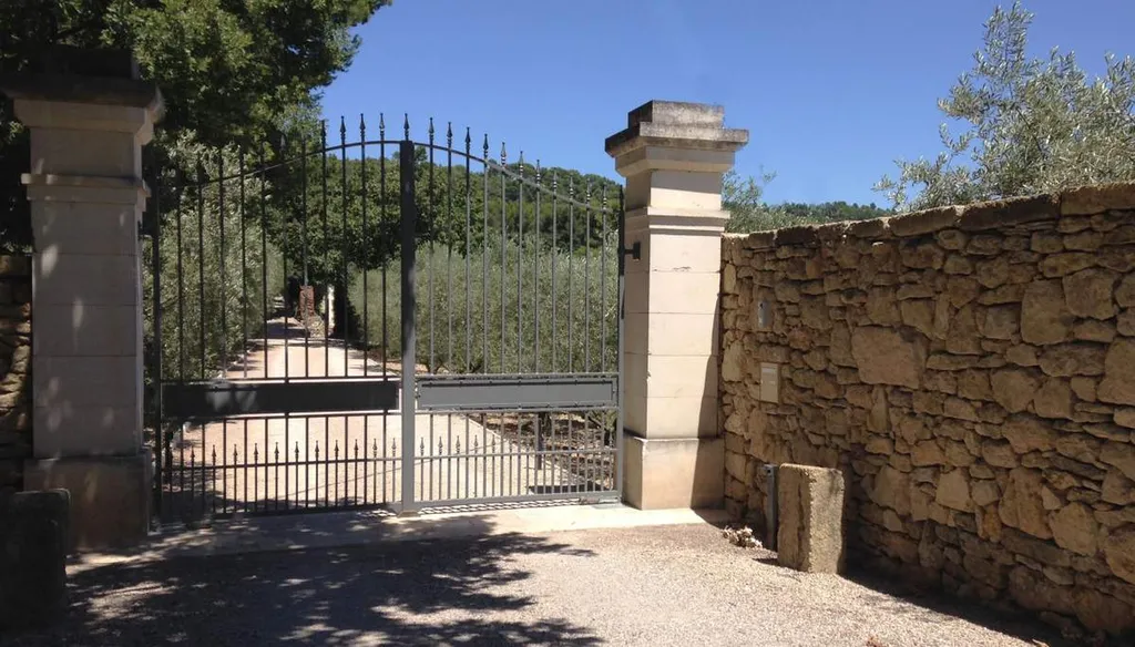 Aménagements extérieurs à proximité de Saint-Rémy-de-Provence-Entrée de propriété