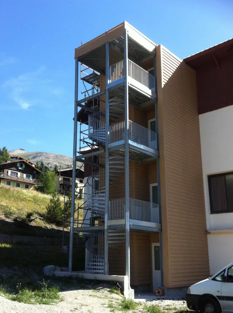 FABRICATION ET POSE ESCALIER EN COLIMACON GALVANISE POUR HOTEL REGION PACA 