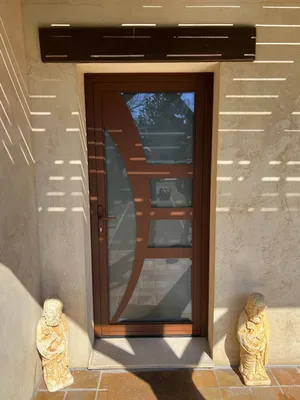 Entrée rénovée à Saint Morillon avec porte Pierret 215 x 90 cm, aluminium thermolaqué et serrure multipoints intégrée.