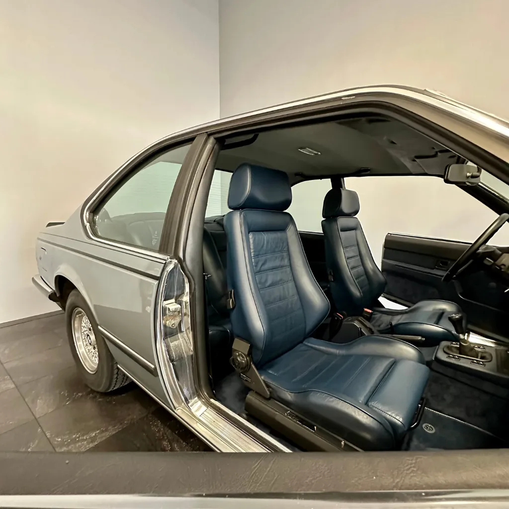 Rénovation intérieure complète, nettoyage et repigmentation du cuir sur une BMW 635csi à Le Mans (72)
