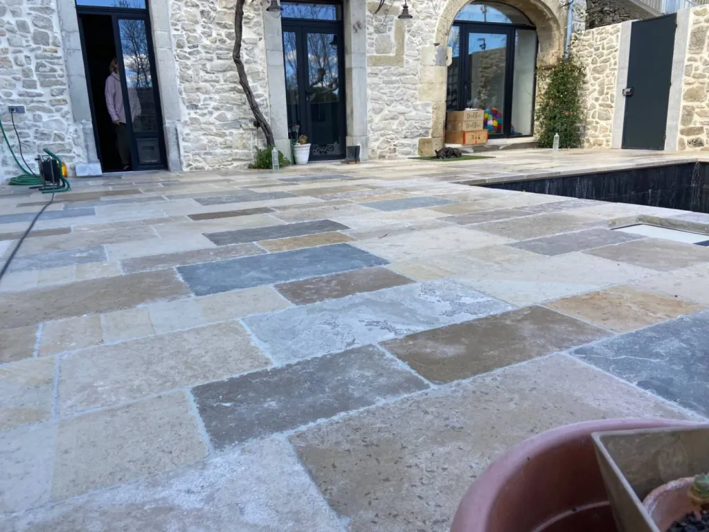 Dallage terrasse et margelle en pierre naturelle du Périgord 