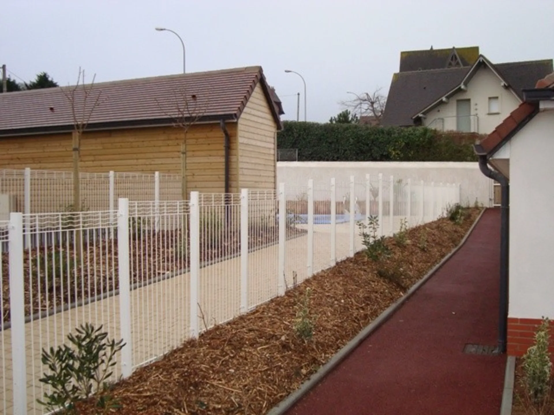 Piscine sécurisée dans une copropriété en panneaux rigides