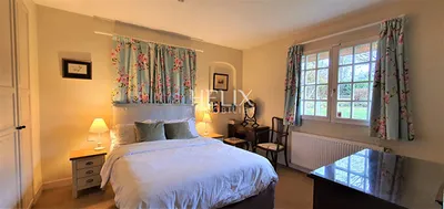 Vue sur le golf de Saint Nom la Bretèche pour cette maison avec 5 chambres