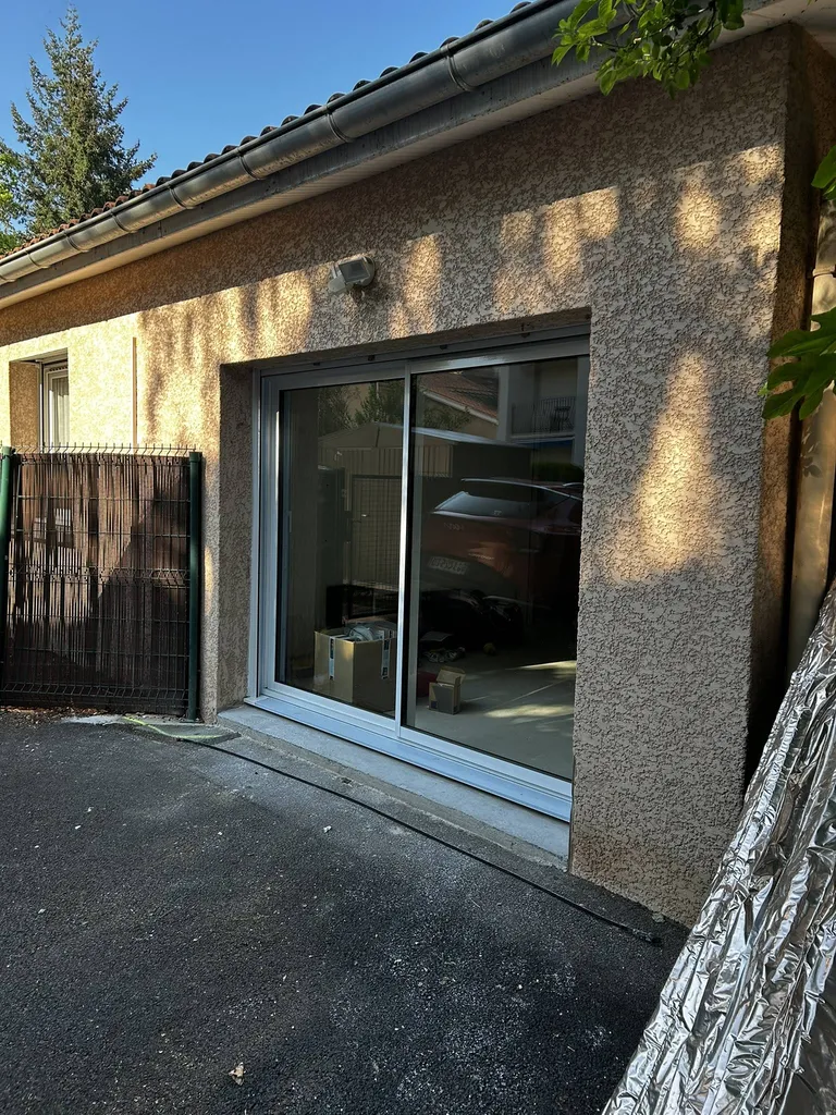 Transformation de garage en suite parentale moderne avec sanitaires complets et aménagements sur mesure à Villefranche-sur-Saône