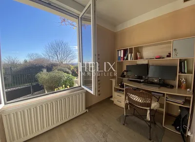 A vendre à Le Pecq  Quartier Cité une charmante maison familiale lumineuse de 138m2 avec un grand terrain de 1080m2 et 2 garages