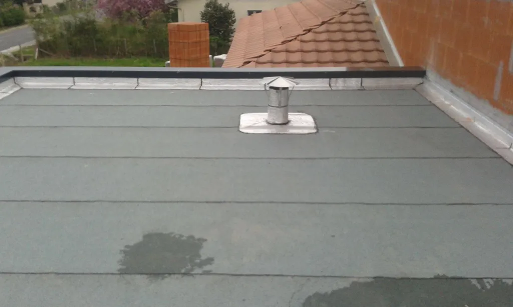 Pose de rouleaux de goudron pour étanchéité de toiture terrasse à Pessac