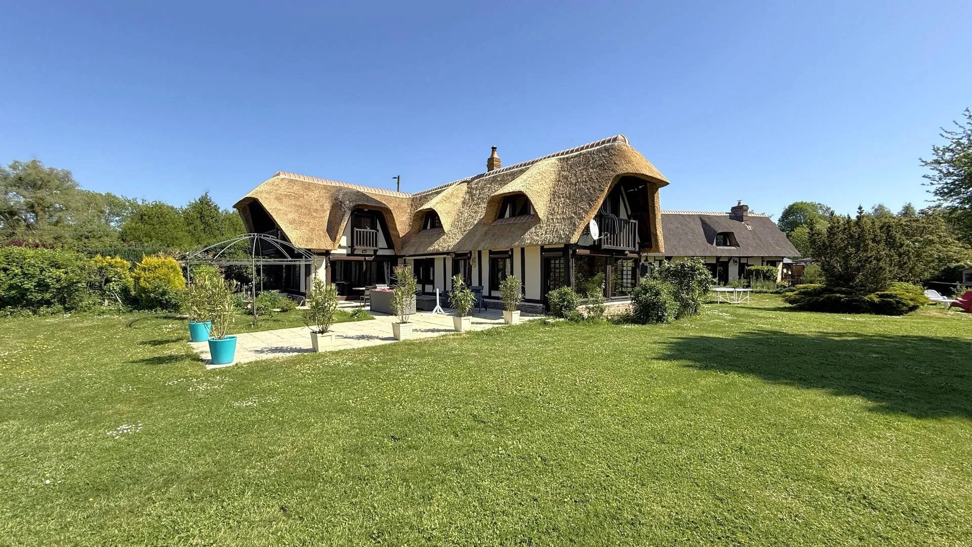 À vendre à Osmoy-Saint-Valery : propriété de charme avec chaumières et piscine : Ensemble rare sur 3,16 hectares, idéal pour projet familial ou touristique.
