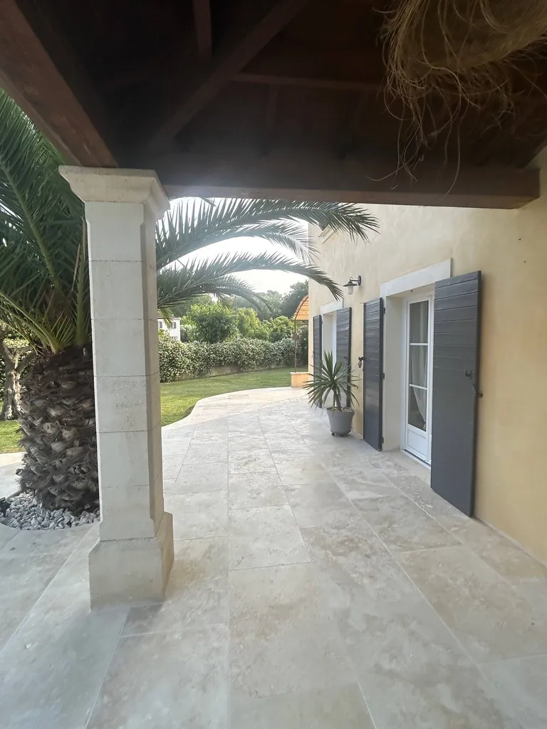 TERRASSE EN TRAVERTIN BEIGE 1ER CHOIX AU FORMAT 90*60*1.5 CM