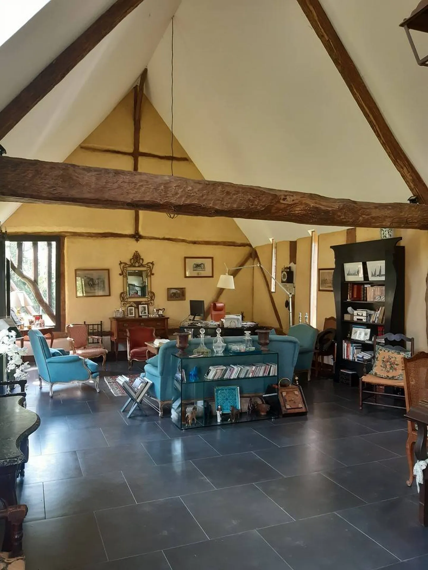 Au cœur du Pays d'Auge, bel ensemble normand composé d'un Manoir du XVIIème siècle et de ses dépendances réhabilitées, sur 1Ha9a de terres.