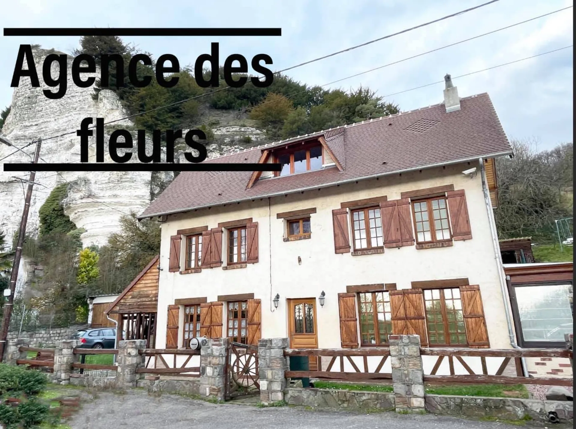 Terrain composé d'un bois niché sur la falaise et env 1000 m² de jardin