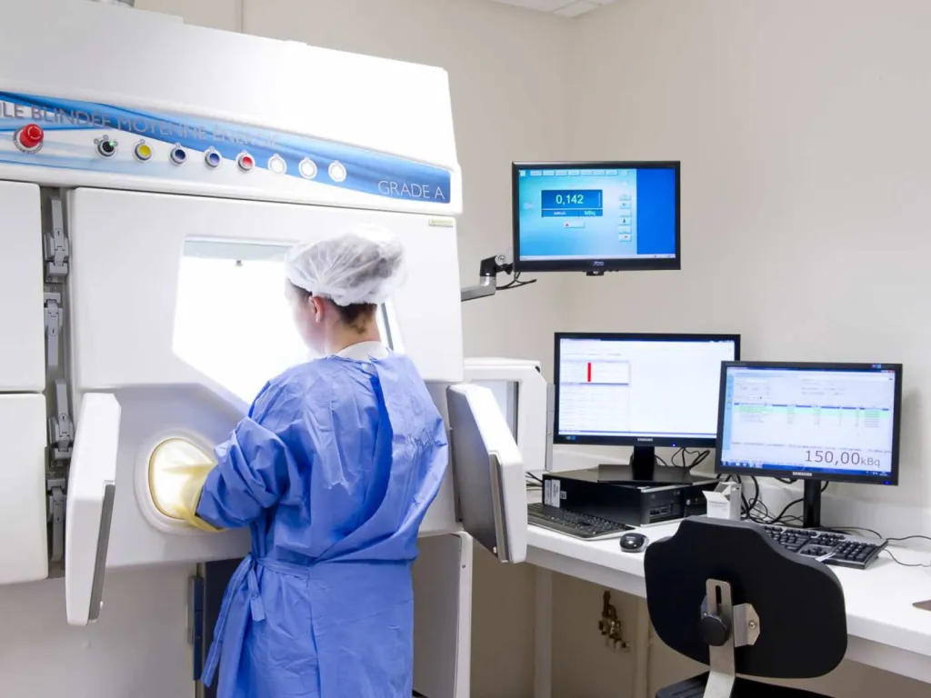 reportage photo santé préparation des médicaments radioactifs