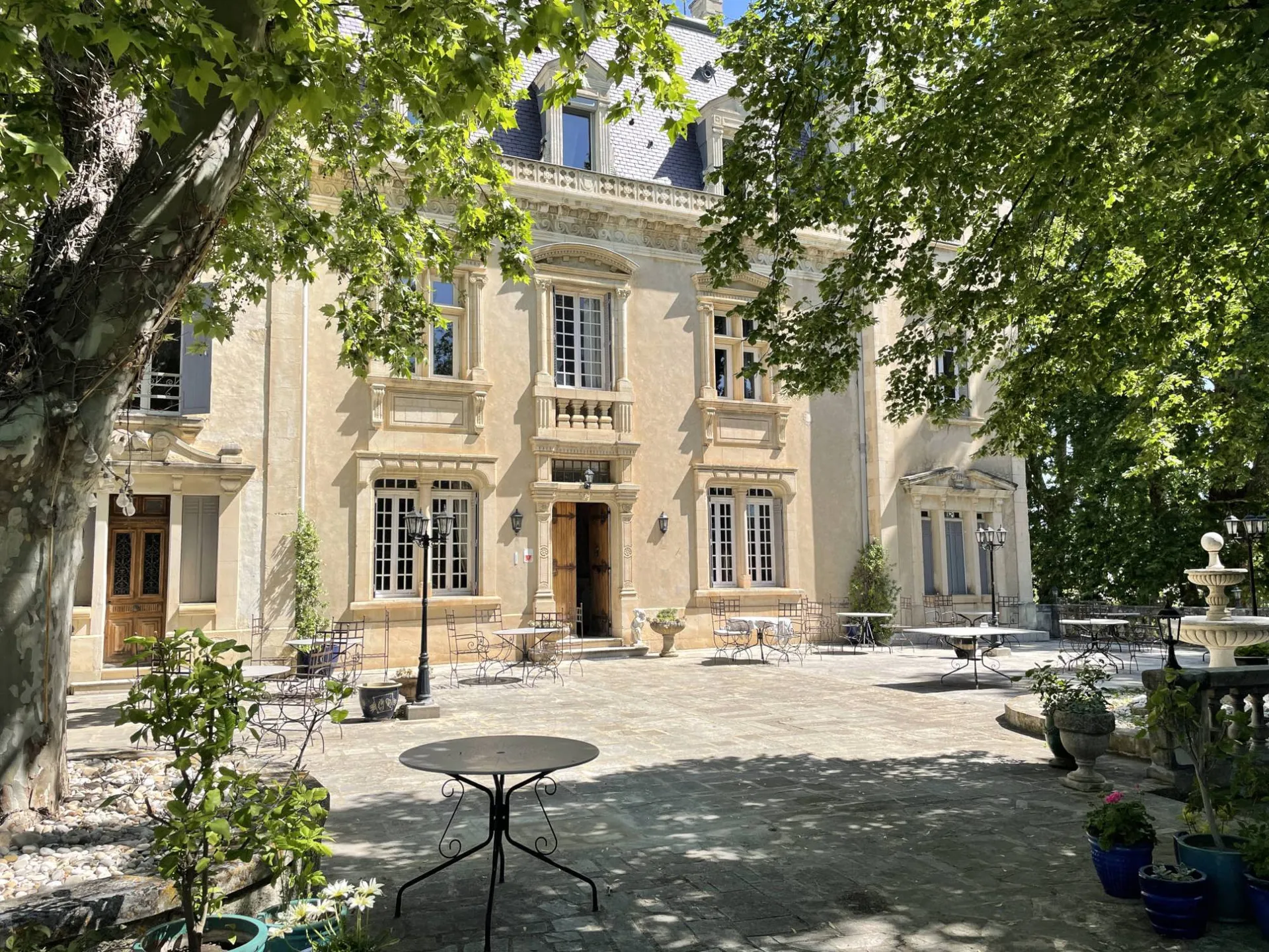 château 19ème siècle avec pleine vue sur les Dentelles de Montmirail   