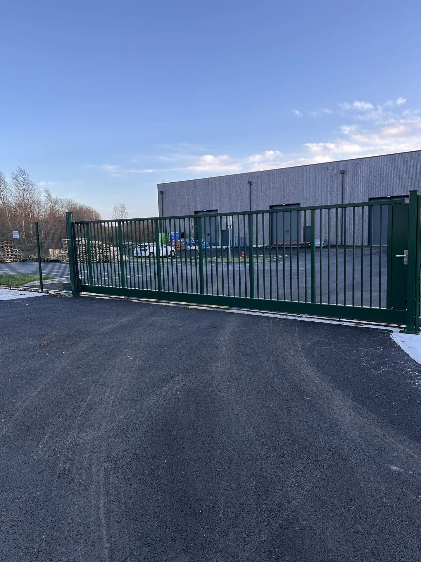 Fourniture de portails autoportants professionnels dans l’Eure, le Calvados et la Seine-Maritime : ouverture dégagée et maintenance réduite