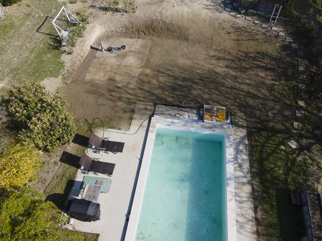 Poseur de membrane 90/100 Alkor sur piscine à Pauillac : soudure à l'air chaud des lès d'étanchéité et brides vers Saint-Estèphe