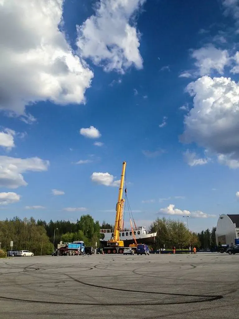 Transporteur de bateaux en départ de Marseille