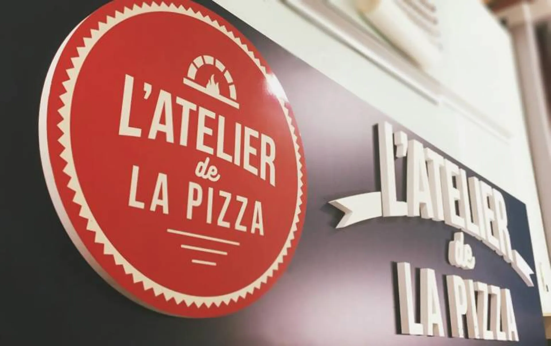 enseigne avec lettrage et caisson à eaunes