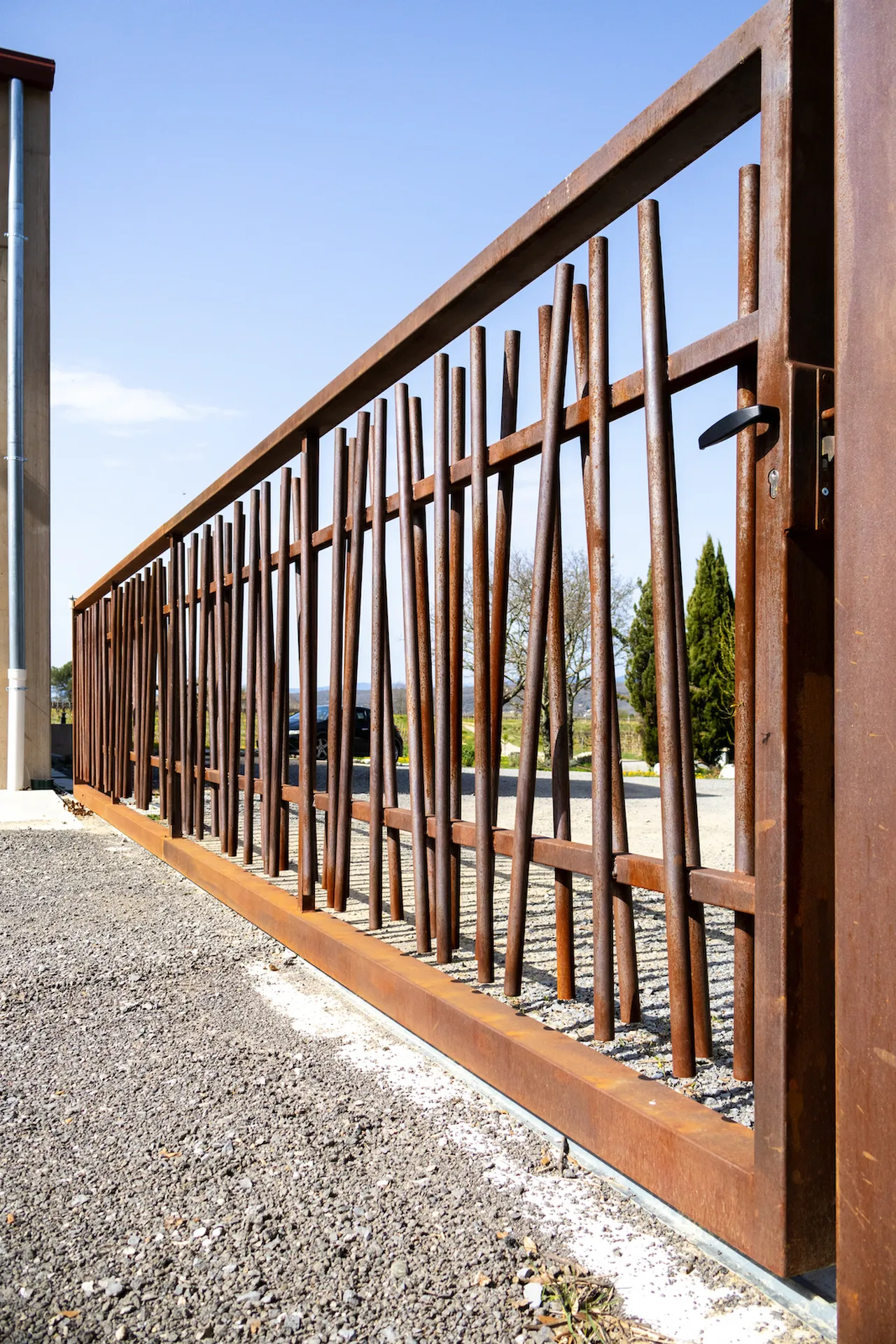 Portail en fer effet rouille dans le sud Ardèche signée Willy Menuiserie.