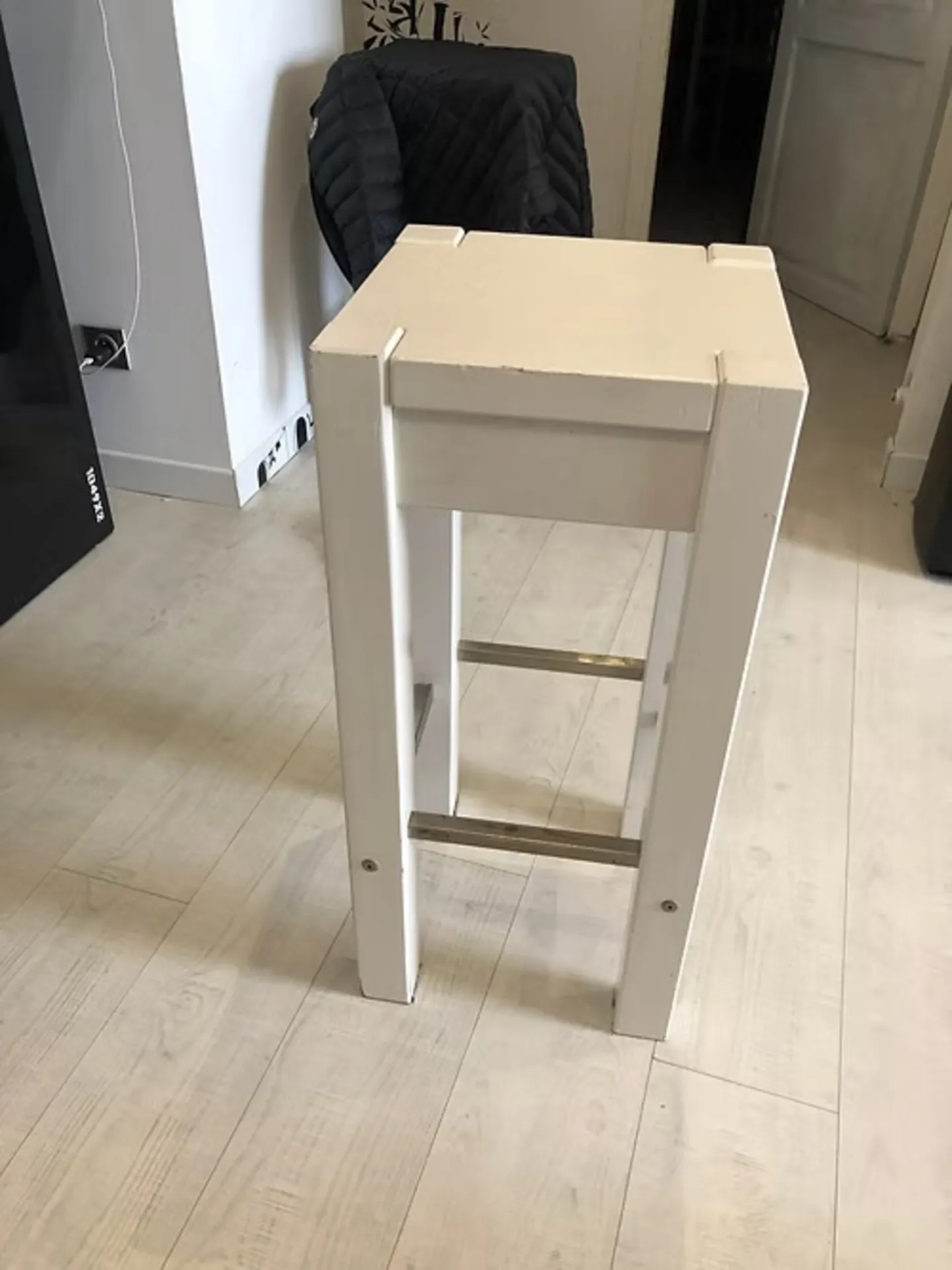 LOT DE 2 CHAISES DE BAR BLANCHES BOIS / METAL