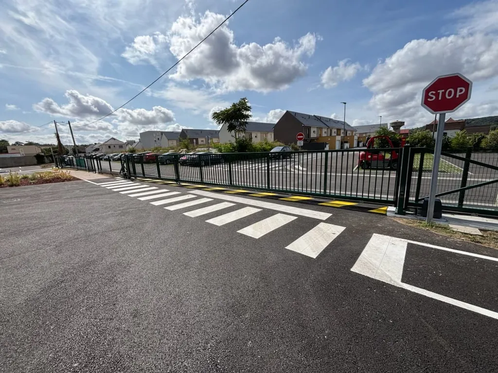 Fourniture de portails autoportants professionnels dans l’Eure, le Calvados et la Seine-Maritime : ouverture dégagée et maintenance réduite