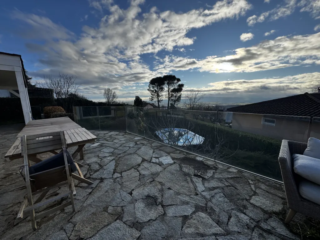 Fabrication et pose de garde-corps en verre feuilleté trempé à Chabanières dans les monts du Lyonnais