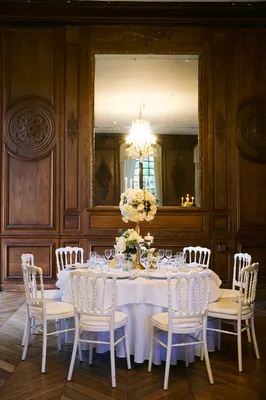 Une élégante et magique cérémonie laïque de mariage organisée dans le parc d'un Château près de Paris