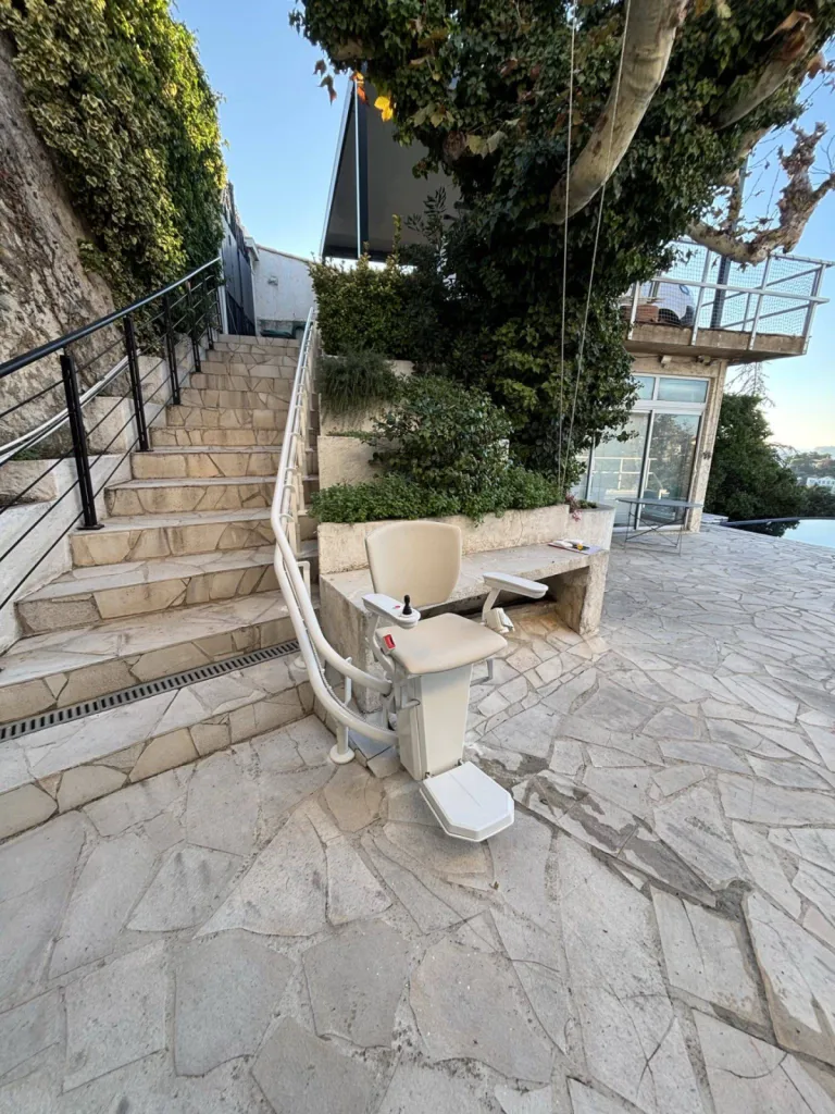 les piétons classiques peuvent profiter de (presque) toute l'intégralité de l'escalier avec ce fauteuil monte escalier OTOLIFT TWO spécifique pour l'extérieur installé à Marseille dans un escalier tournant