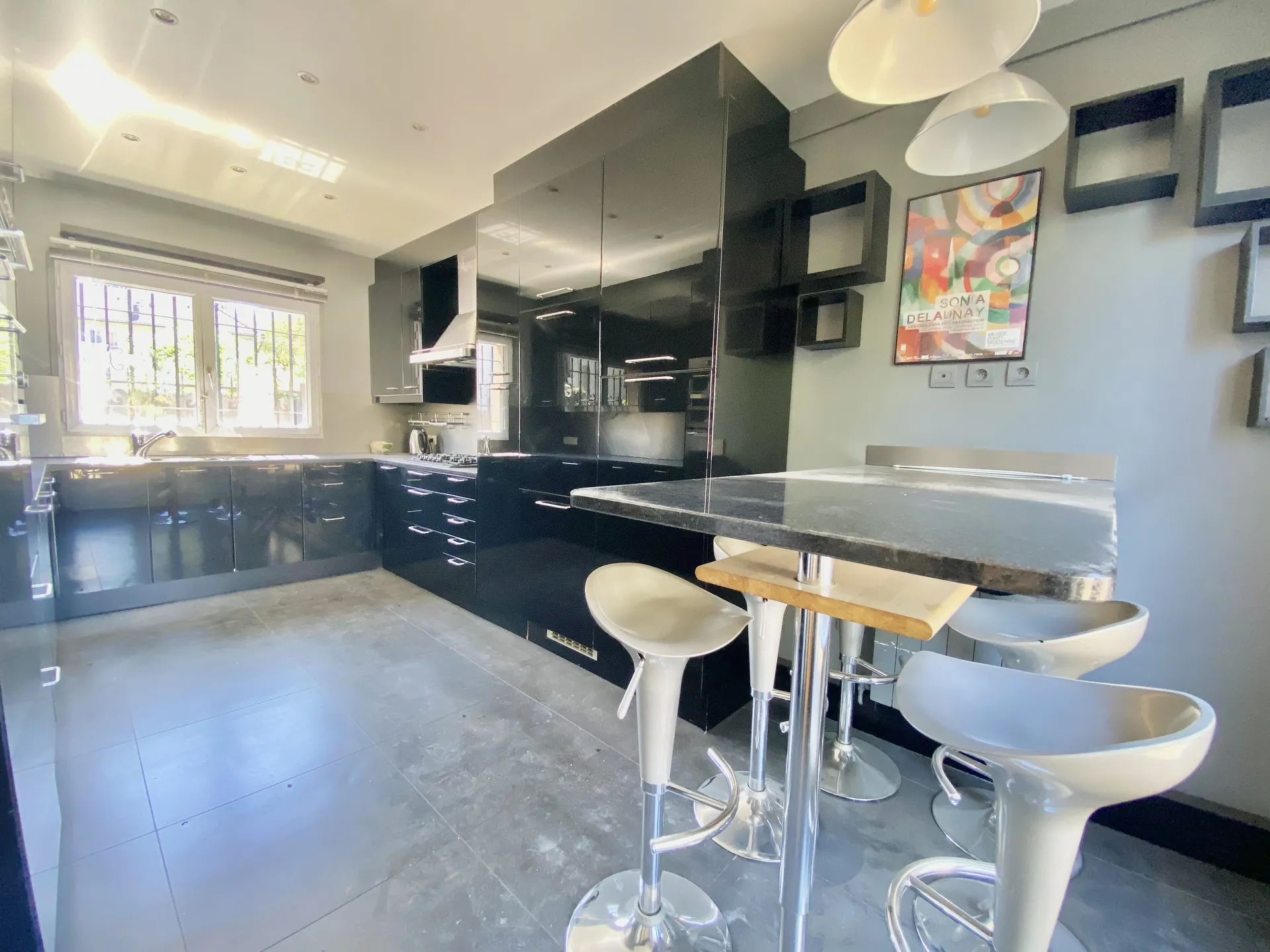 Cuisine avec table et chaises hautes