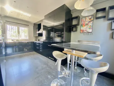 Cuisine avec table et chaises hautes