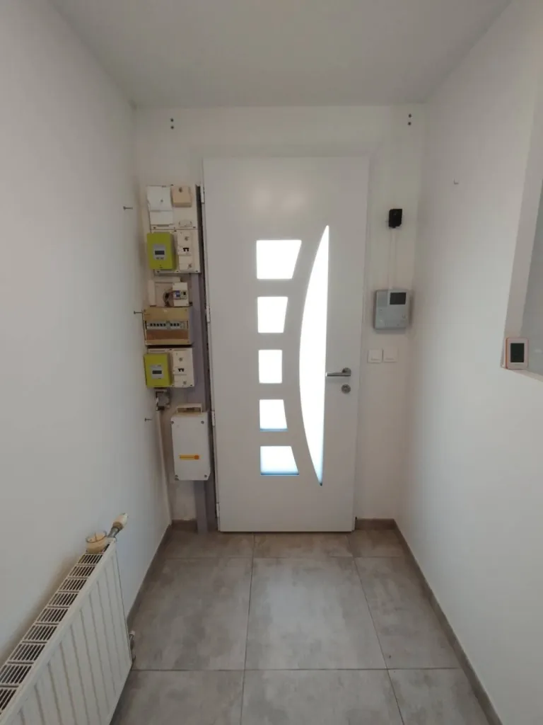 Installation d'une porte d'entrée bicolore dans les Bouches-du-Rhône 