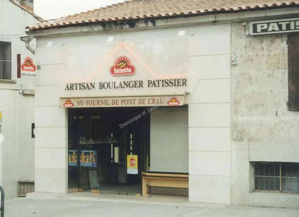 Encadrement massif en pierre d'Estaillades