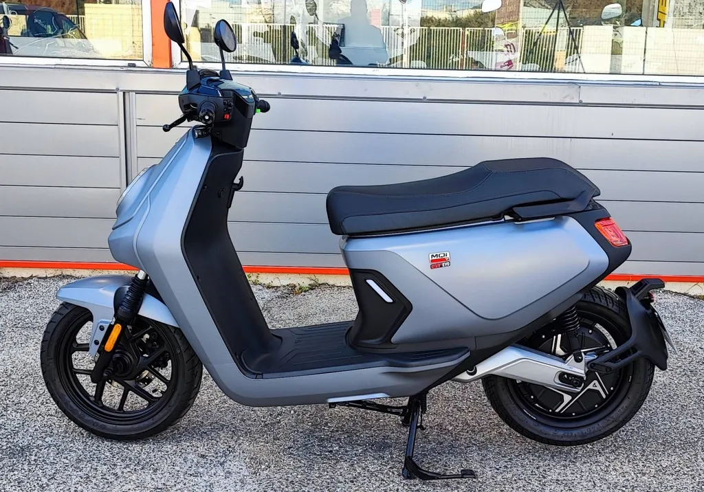 SCOOTER ÉLECTRIQUE OCCASION NIU MQI GT EVO ÉQUIVALENT 125cc DU 06/2022 AVEC 112 KM.