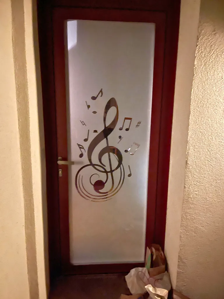 Fabrication et pose par 3 Baies d'une porte d'entrée sur-mesure en aluminium marron RAL 8014 avec serrure 5 points et vitrage personnalisé à Saint-Clair-du-Rhône à côté de Roussillon dans l'Isère