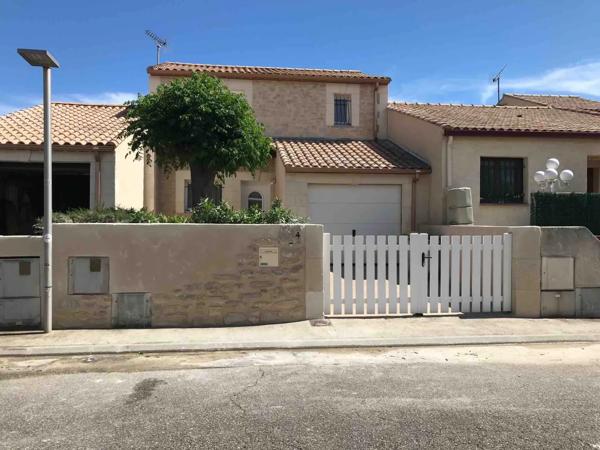 Ravalement d’une façade en effet pierre sur Marseillan proche de Sète