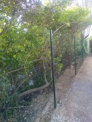 Pose d une clôture en grillage soudé pour une maison à la Fare les Oliviers
