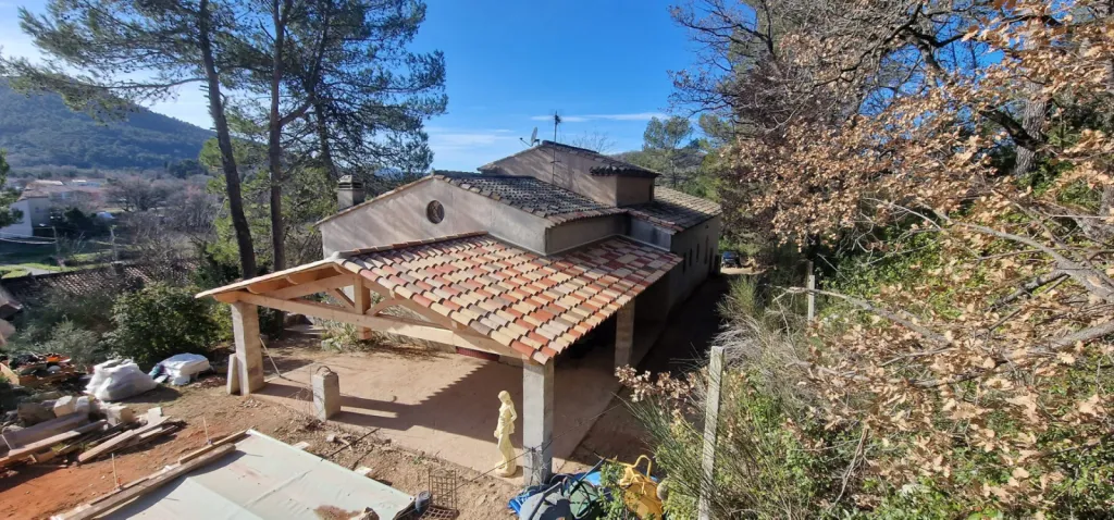 Fabrication et installation d’un auvent bois avec coursive, couverture tuiles canal, à Rougiers dans le Var
