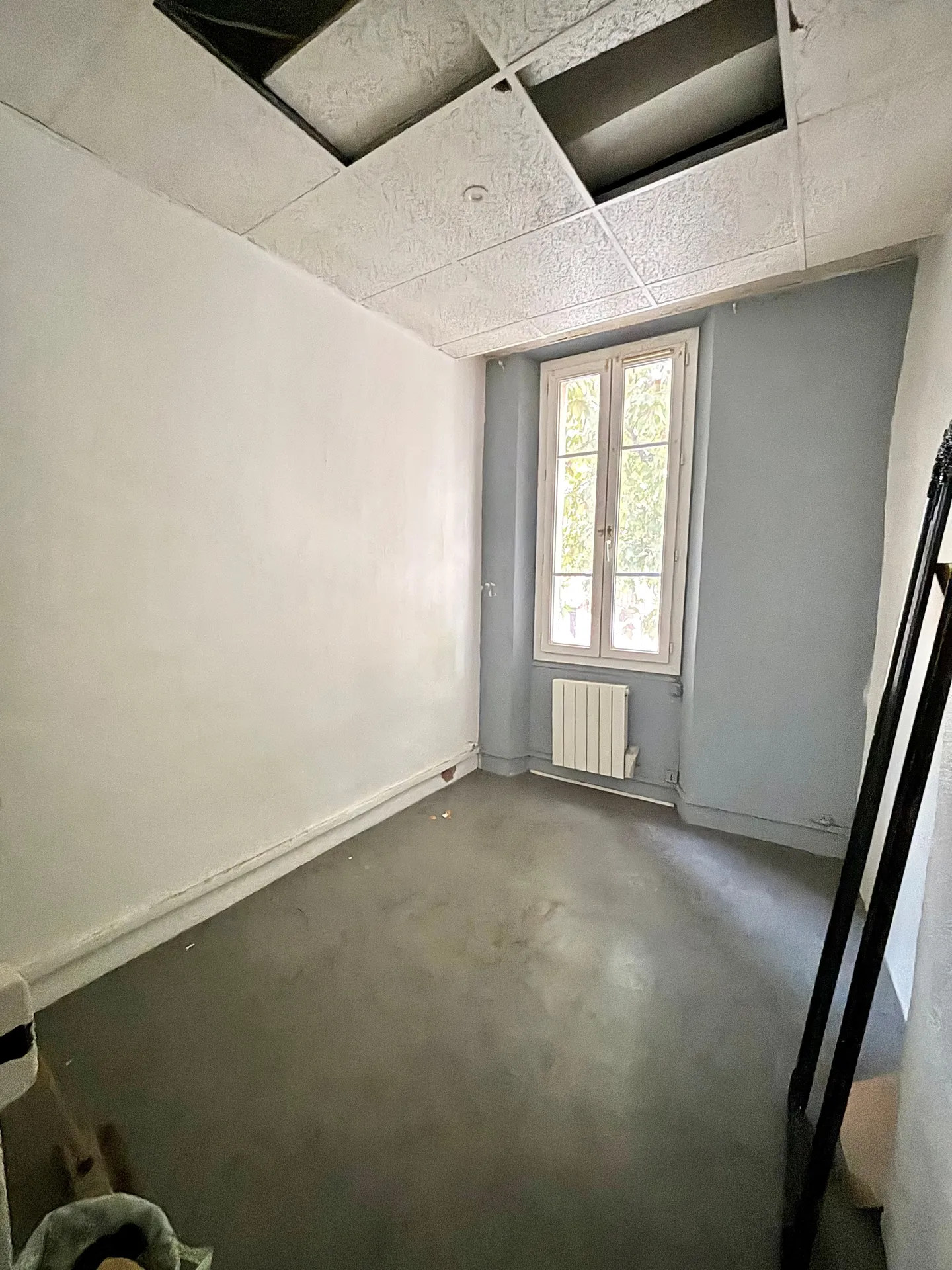 Appartement de type 2 à aménager dans son intégralité situé au 1er étage sur 2 d' un immeuble du centre historique d'Aubagne .