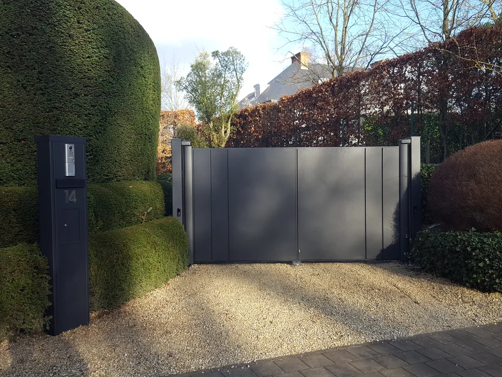 Installer un portail aluminium Tschoeppe en Corse-du-Sud : fabrication française soudée à la main, motorisation invisible et projets sur mesure en bureau d'étude