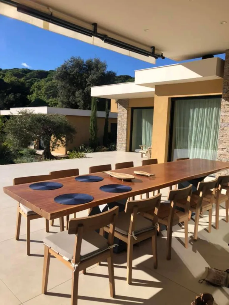 Réalisation mur en Béton ciré TERRE DU MONDE dans le Golfe de ST Tropez
