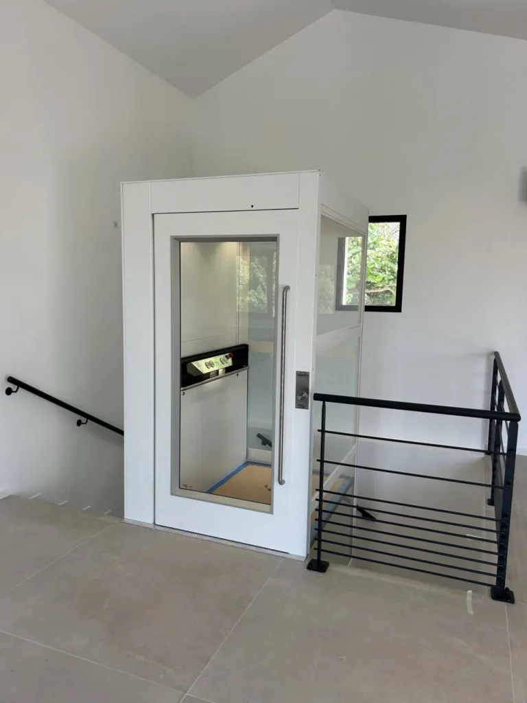 L'ascenseur de maison NAMILIFT PL400 spacieux transporte jusqu'à 400 kg, un fauteuil roulant dans cette maison rénovée  sur 2 niveaux entre Marseille & Toulon