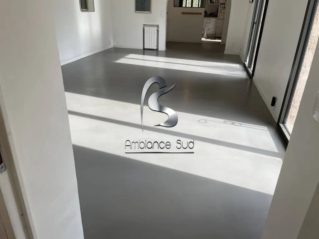 Application sur sol en béton ciré de qualité et tendance à Sainte Maxime Var 83