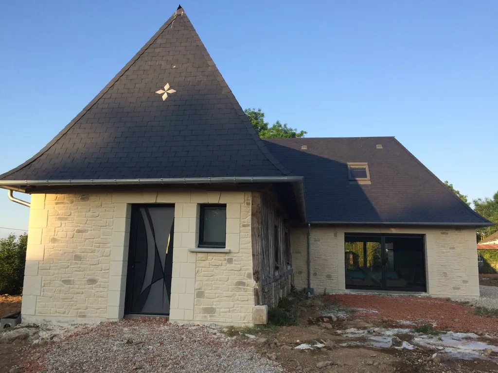 Ravalement de façade extérieur en imitation pierre naturelle à Rouen 76 