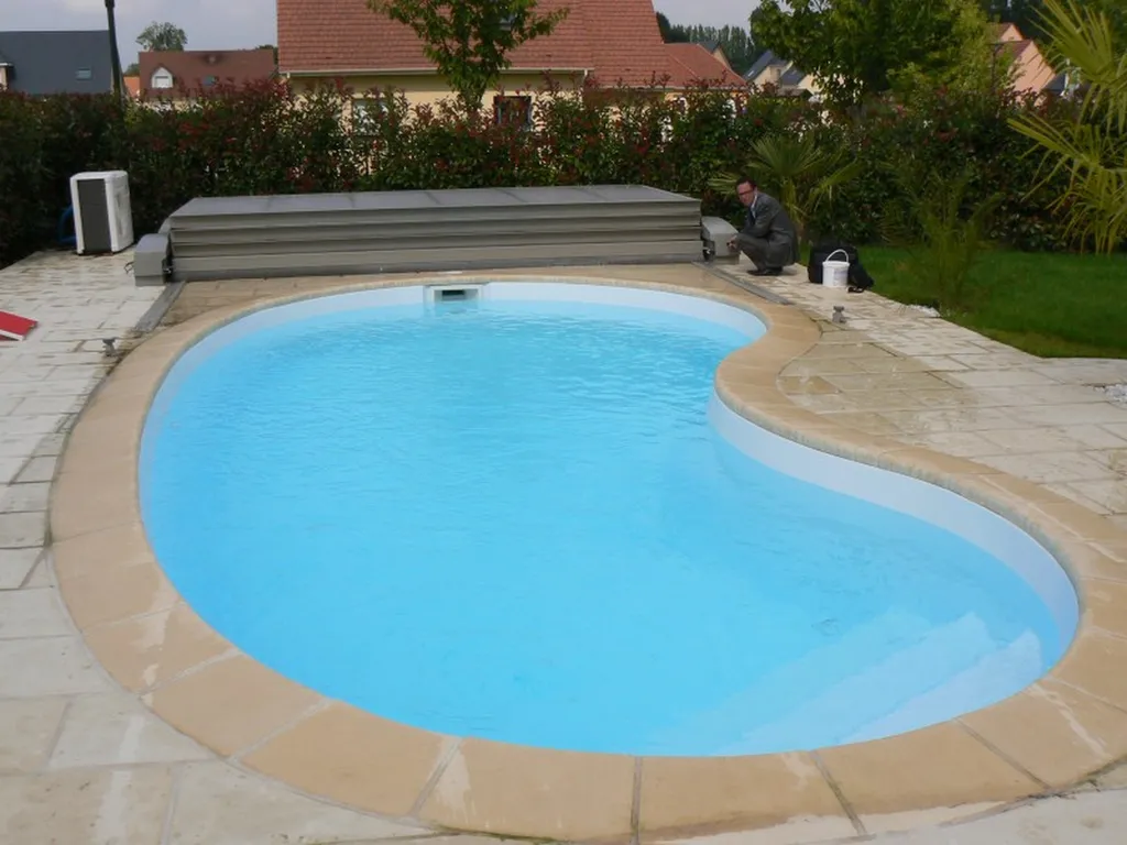 PISCINE COQUE POLYESTER SERIE UNION TYPE MADRID longueur 7m80 et largeur de 3m20 à 3m85 avec profondeur de 1m60 à 1m65