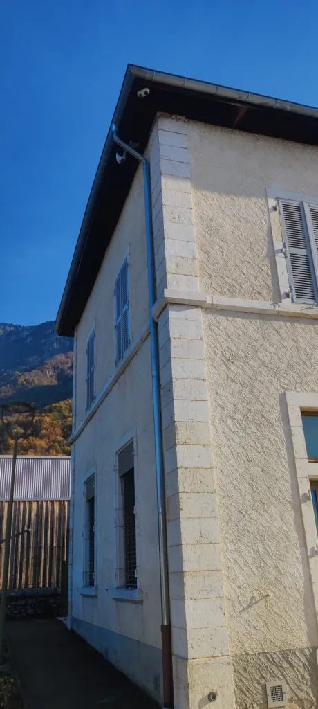 Mise en place d'un système de vidéosurveillance AVIGILON sur la ville de La Rivière pour la surveillance dans le village depuis des bâtiments municipaux et transmission par antenne radio